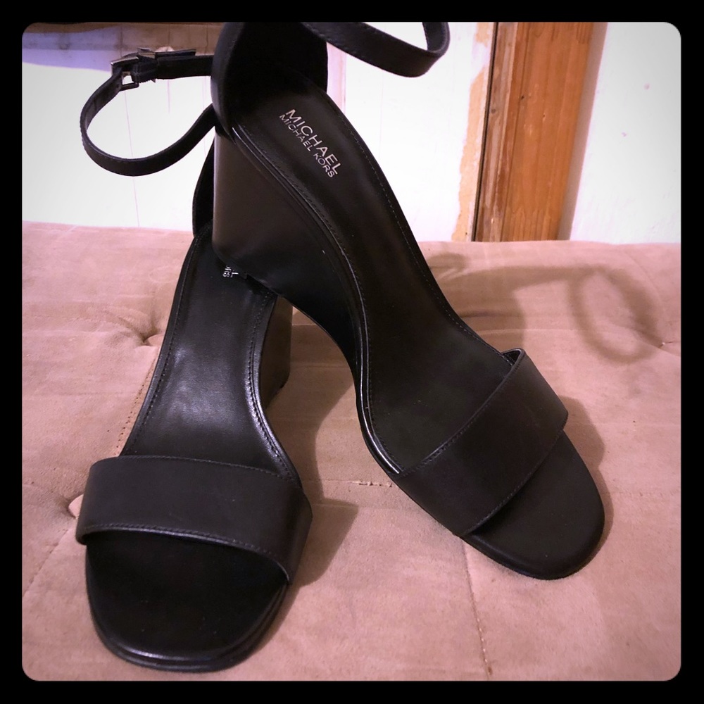 Black wedges